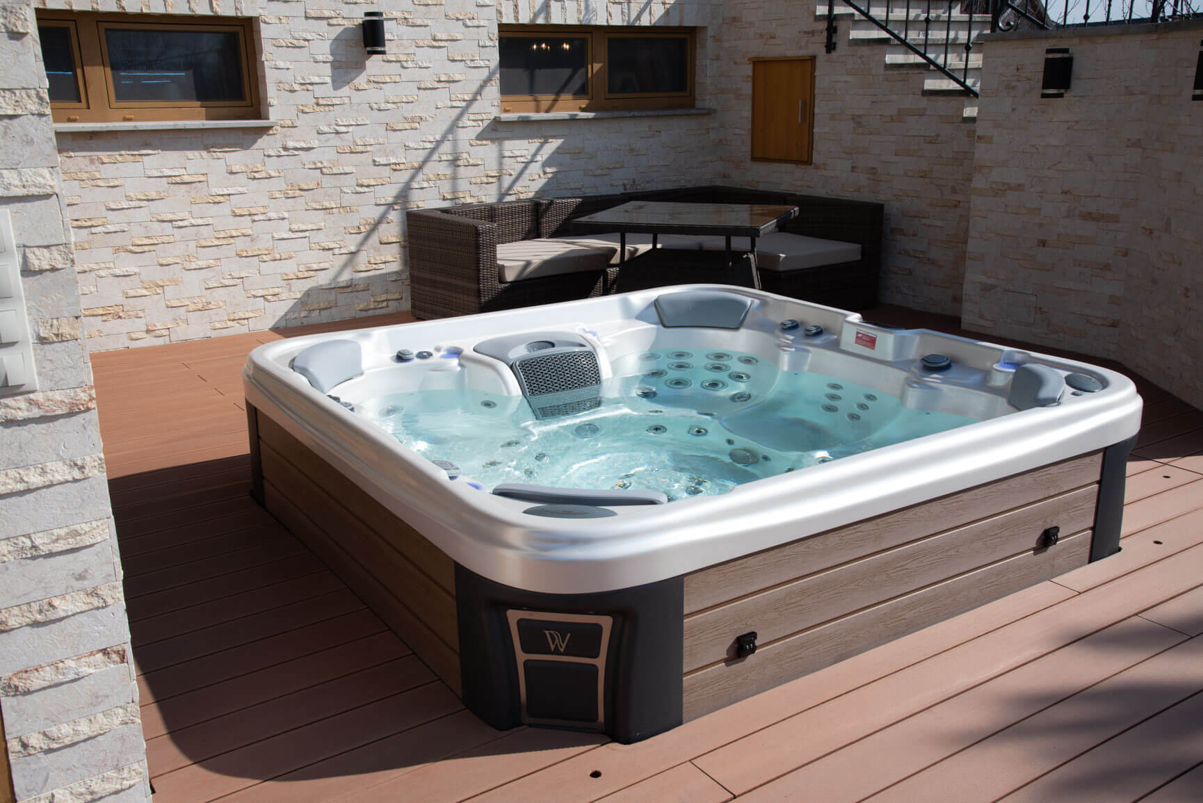 7-Person Hot Tub Buyer's Guide 2 Nova Vendeghaz Kisnana 4